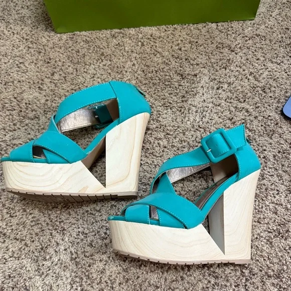 Women’s Green Crisscross Platform Wedge Sandals - Picture 4 of 6